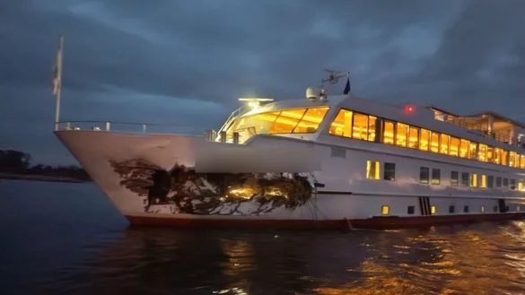 Das Personenschiff hatte nach dem Zusammensto&szlig; auf dem Rhein ein gro&szlig;es Loch im Bug. (Foto Handout) - &copy; Polizei/Polizei Duisburg/dpa