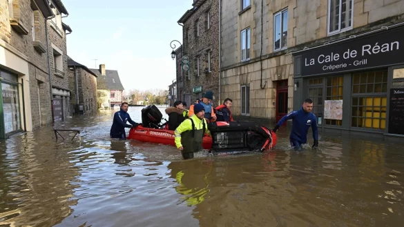 Im Januar 2025 führten überdurchschnittlich starke Niederschläge in einigen Regionen Westeuropas zu Überschwemmungen wie hier im französischen Pont-Rean. (Archivbild) - © Damien Meyer/AFP/dpa