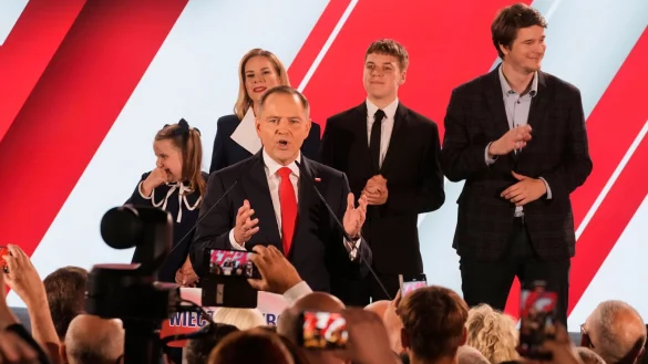 Der rechtskonservative Bewerber Nawrocki hat mit knapp 51 Prozent gesiegt. - © Czarek Sokolowski/AP/dpa