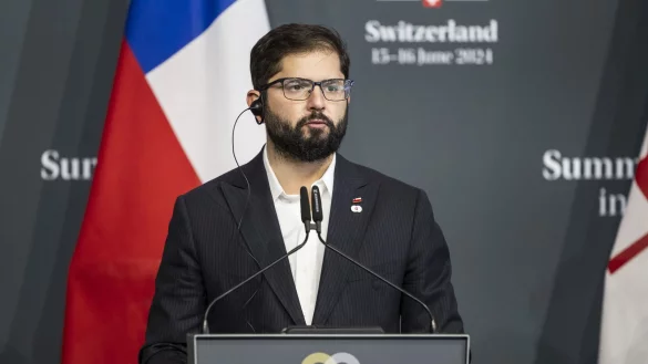 Chiles Präsident Gabriel Boric rief die Menschen auf, Küstengebiete in der betroffenen Region zu verlassen. (Archivbild) - © Alessandro Della Valle/KEYSTONE/EDA/POOL/dpa