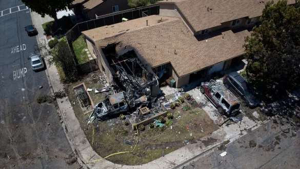 Tödlicher Kleinflugzeugabsturz in einem Wohngebiet im südkalifornischen San Diego. - © William Liang/AP/dpa