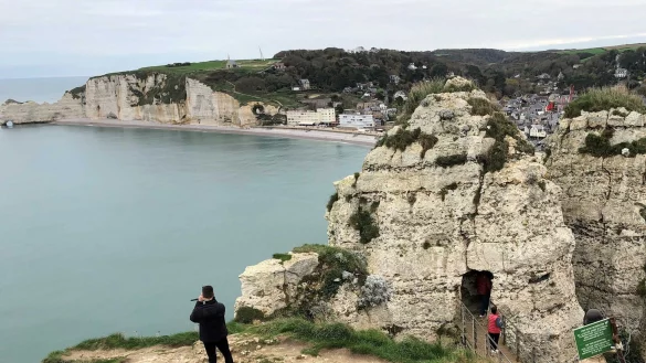 F&uuml;r ein Foto oder Selfie an den Kreidefelsen wagen Touristen sich immer wieder gef&auml;hrlich nahe an den Rand der Klippen heran. (Archivbild) - &copy; Michael Evers/dpa