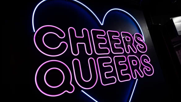 Im Club &laquo;SchwuZ&raquo; in Berlin-Neuk&ouml;lln steht in leuchtenden Buchstaben &laquo;Cheers Queers&raquo;. (Archivbild) - &copy; Christophe Gateau/dpa