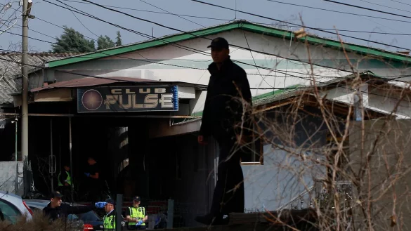 Bei einem Brand in einer Diskothek in Nordmazedonien starben 59 junge Menschen. - © Visar Kryeziu/AP/dpa