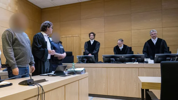 Der Angeklagte ist nun wegen Mordes verurteilt worden. (Archivbild) - © Guido Kirchner/dpa