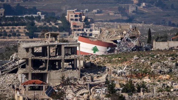 Libanesisches Dorf, aufgenommen von Israel aus. (Archivbild) - © Ariel Schalit/AP/dpa