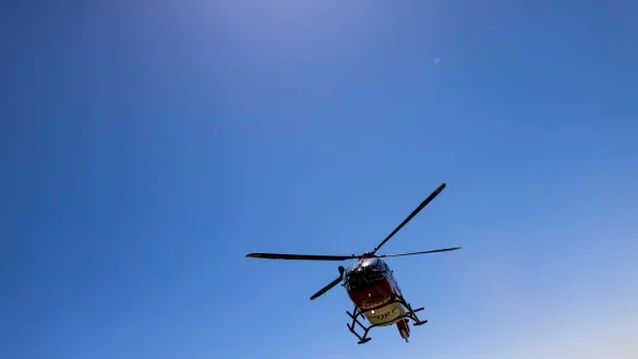 Ein Rettungshubschrauber flog den 58-J&auml;hrigen mit lebensgef&auml;hrlichen Verletzungen ins Krankenhaus. (Symbolbild) - &copy; Philipp von Ditfurth/dpa