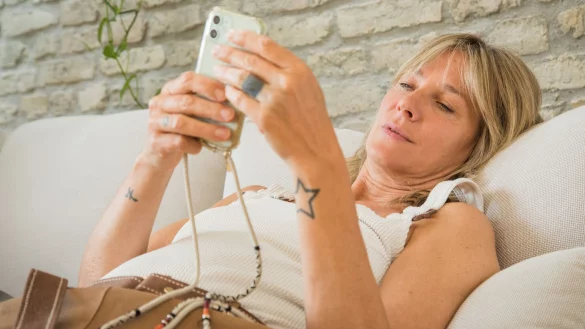 Viele Menschen wünschen sich eine bessere «Phone-Life-Balance» - zu Recht. Und das Smartphone weniger zu nutzen, trägt dazu bei. - © Christin Klose/dpa-tmn