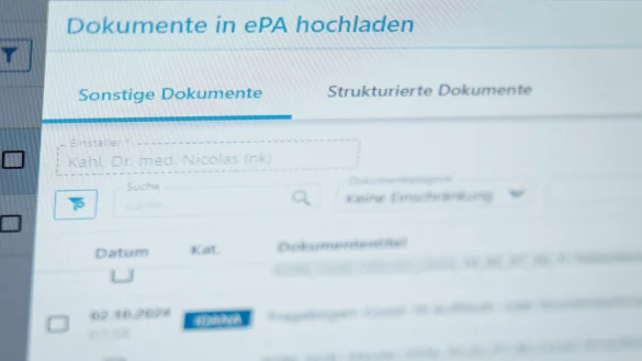 Die E-Akte soll für Patienten und Praxen zum Alltag werden. (Archivbild) - © Daniel Karmann/dpa