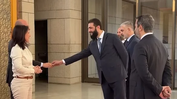 Ausgestreckte Hand nur f&uuml;r den m&auml;nnlichen Minister: Rebellenchef al-Scharaa. - &copy; J&ouml;rg Blank/dpa