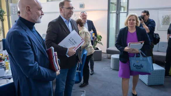 Tagelang wurde in Potsdam für die mehr als 2,5 Millionen Beschäftigte im öffentlichen Dienst verhandelt. Jetzt geht es in die Schlichtung. - © Christophe Gateau/dpa