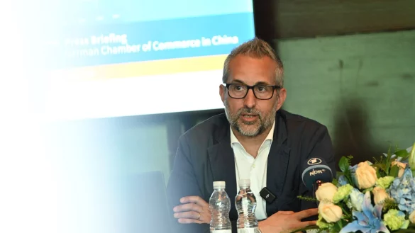 AHK-Vorstandsmitglied Oliver Oehms spricht von schlechten Aussichten auf die Wirtschaftslage in China. - © Johannes Neudecker/dpa