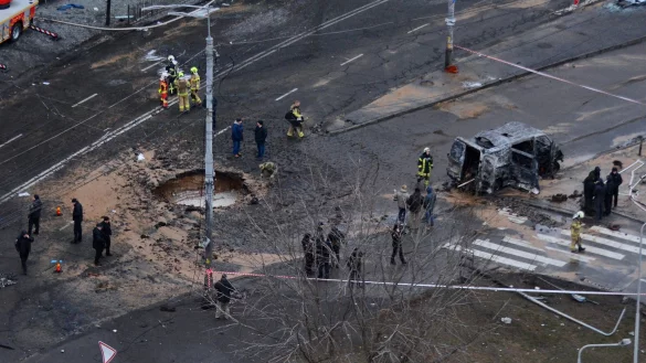 Ein Krater ist am Samstag auf einer Straße in Kiew zu sehen. Allein in der vergangenen Woche zählte die Ukraine mehr als 1.000 verschiedene Luftangriffe. - © Aleksandr Gusev/SOPA Images via ZUMA Press Wire/dpa