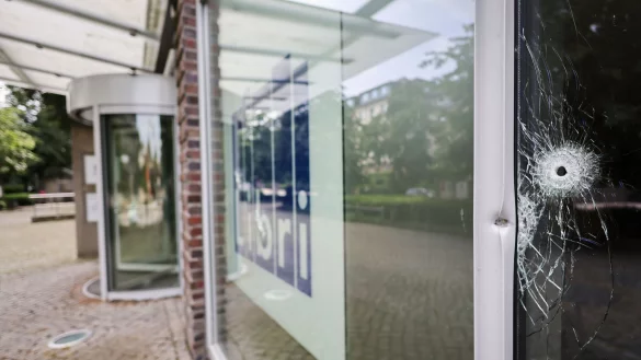 Die Polizei ermittelt nach Sch&uuml;ssen auf das Geb&auml;ude eines Buchgro&szlig;h&auml;ndlers in Hamburg-Altona. - &copy; Christian Charisius/dpa