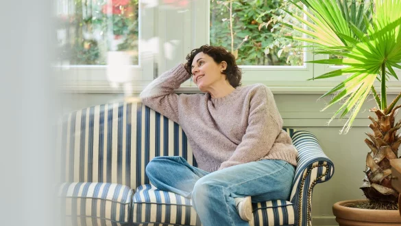 Schauspielerin Nina Kunzendorf hätte als TV-Kommissarin gern mehr geraucht. - © Annette Riedl/dpa