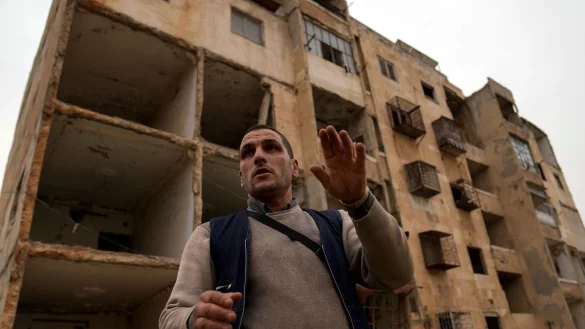 Die Syrien-Rückkehrer finden häufig zerstörte Häuser vor, wie hier im Stadtteil Masaken Hanano in Aleppo. (Archivbild) - © Khalil Hamra/AP/dpa
