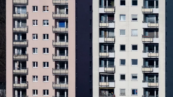 Vor allem in Gro&szlig;st&auml;dten ist es schwierig, bezahlbare Wohnungen zu finden. (Archivbild) - &copy; Marijan Murat/dpa