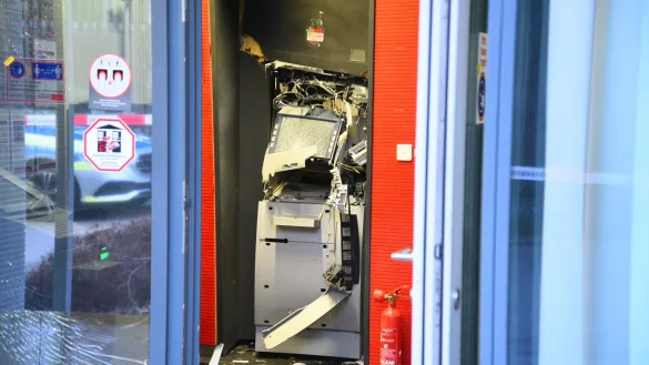 Durch den Einsatz von Sprengstoff werden auch Menschen gefährdet, die sich in der Nähe aufhalten. (Archivbild) - © René Priebe/dpa