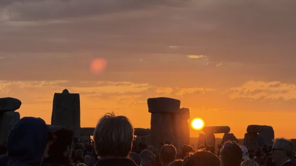 Dass in Stonehenge schon seit Jahrtausenden gefeiert werde, mache etwas mit einem, sagt eine Besucherin. - &copy; Zhanna Manukyan/PA Wire/dpa