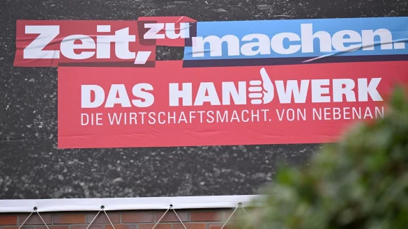 Ein Werbeplakat des Handwerks h&auml;ngt vor dem Sitz der Dachorganisation Handwerk.NRW. - &copy; Wolf von Dewitz/dpa