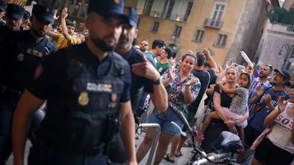 An der Demonstration nahmen auch viele Familien mit kleinen Kindern teil. - © Joan Mateu Parra/AP/dpa