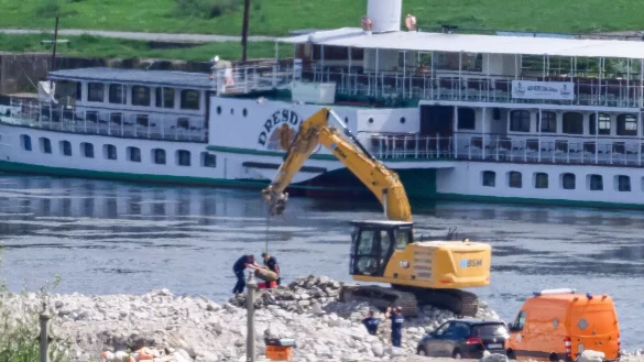 Mitarbeiter der Kampfmittelbeseitigung Sachsen transportieren w&auml;hrend der Entsch&auml;rfung am Fundort eine 250 Kilogramm schwere Weltkriegsbombe ab. - &copy; Robert Michael/dpa
