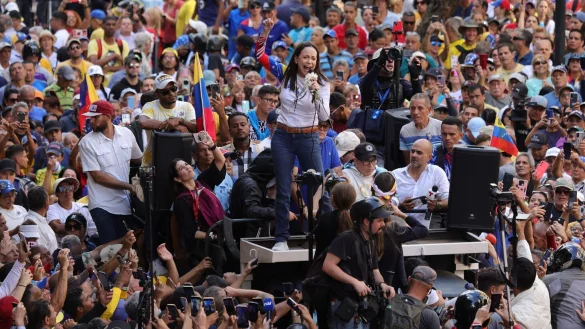 Venezuelas Oppositionsführerin María Corina Machado ist bei ihrem ersten öffentlichen Auftritt seit Monaten nach Angaben der Opposition gewaltsam entführt und später wieder freigekommen. - © Jesus Vargas/dpa
