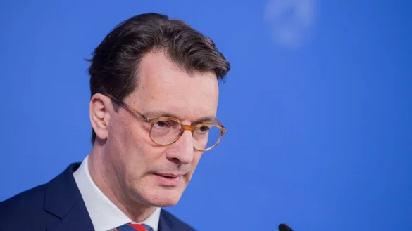 NRW-Ministerpräsident Hendrik Wüst ist bekennender Katholik. (Archivbild) - © Rolf Vennenbernd/dpa