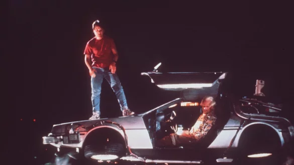 In «Zurück in die Zukunft» wird der von Michael J. Fox verkörperte Held Marty McFly - mit Hilfe eines umgebauten Sportwagens vom Typ DeLorean DMC-12 - aus dem Jahr 1985 ins Jahr 1955 katapultiert. - © Kpa Publicity/United Archives/dpa