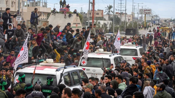 Die Hamas ließ im Gazastreifen drei weitere Geiseln frei und übergab sie dem Roten Kreuz. - © Abdel Kareem Hana/AP/dpa