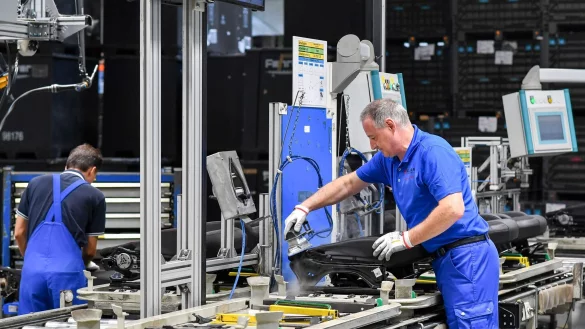 Die deutsche Zulieferindustrie ist bei Investitionen zunehmend zurückhaltend. (Archivbild) - © Jens Kalaene/dpa-Zentralbild/dpa