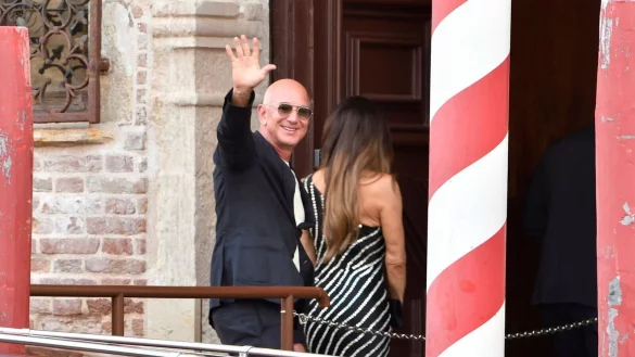 Amazon-Gr&uuml;nder Jeff Bezos und seine k&uuml;nftige Frau Lauren S&aacute;nchez sind schon in der Stadt. - &copy; Luigi Costantini/AP/dpa