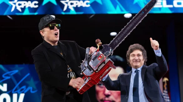 Argentiniens Pr&auml;sident Javier Milei &uuml;bergab Elon Musk auf einer Konferenz in Washington eine Kettens&auml;ge. - &copy; Jose Luis Magana/AP/dpa