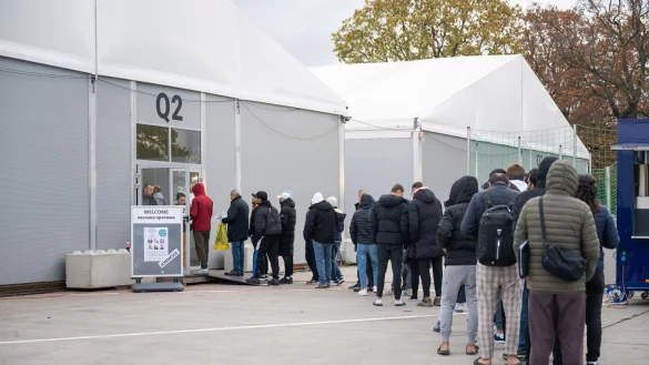 Die Zahl der Asylbewerber, die nach Deutschland kommen, ging im vergangenen Jahr deutlich zurück. (Archivbild) - © Christophe Gateau/dpa