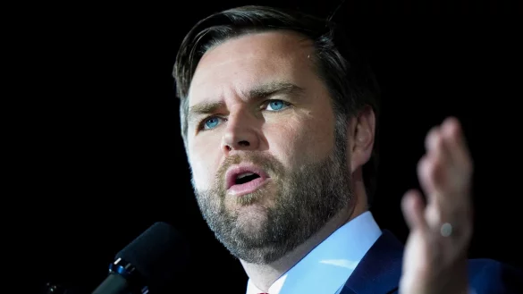 J.D. Vance kommt aus ärmlichen Verhältnissen. (Archivbild) - © Steve Senne/AP/dpa