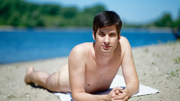 Stadtrat Julien Ferrat (Die Mannheimer) will am FKK-Strand auf der Friesenheimer Insel in Mannheim ein Trainingscamp bieten. - &copy; Uwe Anspach/dpa