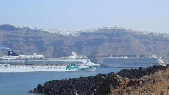 Die griechische Insel Santorini gilt als Kreuzfahrt-Mekka. (Archivfoto) - © Cindy Riechau/dpa