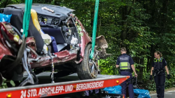 Zwei 19-j&auml;hrige M&auml;nner sowie zwei 14 und 16 Jahre alte M&auml;dchen sind bei einem Autounfall in K&uuml;rten gestorben. Am Steuer sa&szlig; ein 16-J&auml;hriger. Er &uuml;berlebte. Der Wagen geh&ouml;rt seinen Eltern. - &copy; Christoph Reichwein/dpa