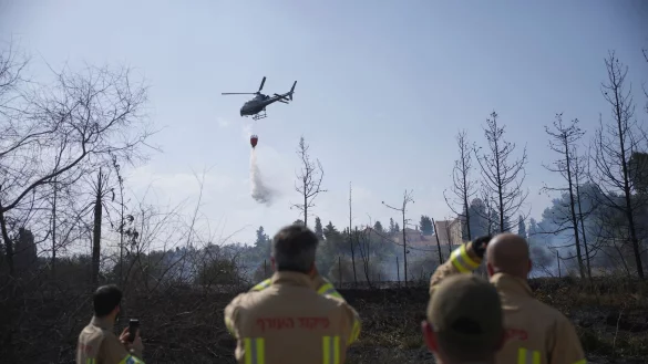 Brandbek&auml;mpfung bei Jerusalem. - &copy; Ohad Zwigenberg/AP/dpa