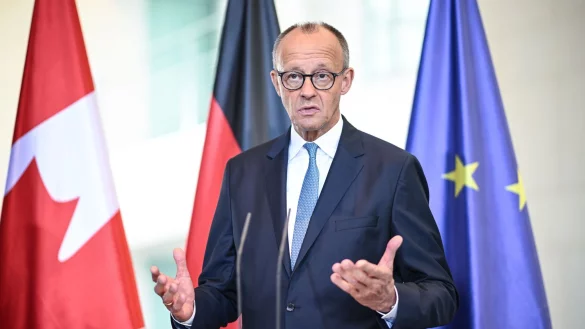 Der Kanzler sieht das Veto seines Au&szlig;enministers gegen das Wehrdienstgesetz als &laquo;ein ganz &uuml;bliches, normales Regierungshandeln&raquo;. - &copy; Britta Pedersen/dpa