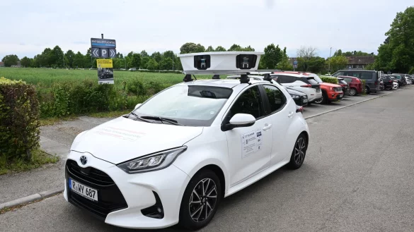 Heidelberg setzt als eine der ersten Kommune bundesweit auf ein Scan-Auto im Kampf gegen Parks&uuml;nder - hier ein Scan-Fahrzeug bei einem Modellversuch auf dem Parkplatz der Universit&auml;t Hohenheim bei Stuttgart. (Archivbild) - &copy; Bernd Wei&szlig;brod/dpa