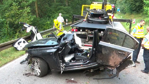 Zwei junge Menschen sterben bei dem Unfall auf der Landstraße. - © Thorsten Kremers/dpa