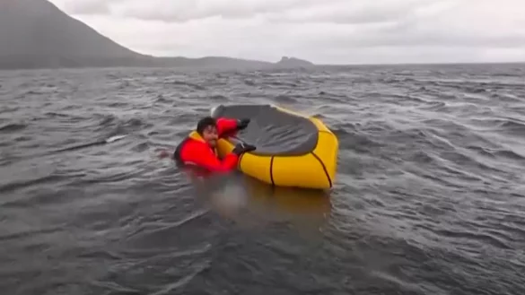 Adrián Simancas klammert sich kurz nach dem Vorfall an sein Kajak fest. Er übersteht den Ausflug unverletzt. - © Uncredited/Dell Simancas/AP/dpa