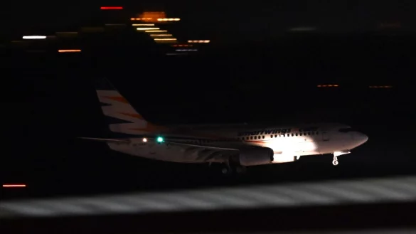 Das Flugzeug landete am späten Abend am Flughafen Halle/Leipzig. Die Reise hatte für die Afghaninnen und Afghanen am Vormittag in der pakistanischen Hauptstadt Islamabad begonnen. - © Hendrik Schmidt/dpa