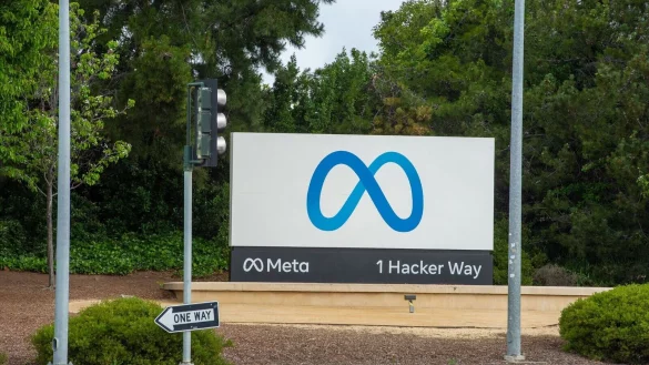 Der US-Konzern Meta weicht seine Hassrede-Regeln in den USA auf. - © Andrej Sokolow/dpa