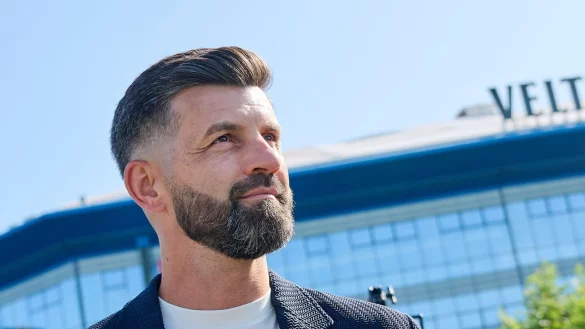 Miron Muslic hat klare Ideen, wie er mit Schalke Fußballspielen lassen will. - © Bernd Thissen/dpa