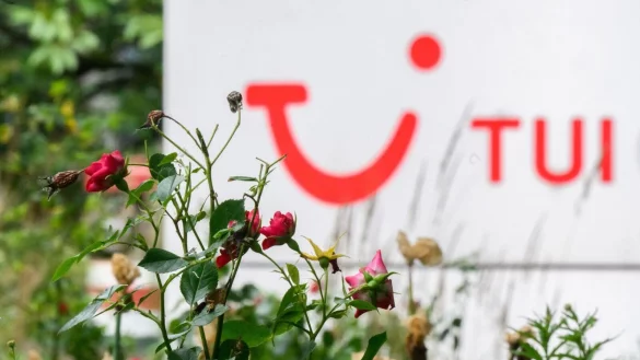 Rosige Aussichten für Tui: Das Geschäft mit Hotels und Kreuzfahrten brummt. (Archivbild) - © Julian Stratenschulte/dpa