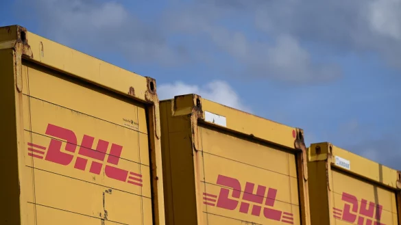 Container von DHL, &uuml;blicherweise voll mit Paketen. - &copy; Wolf von Dewitz/dpa