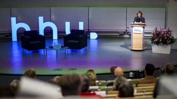 Die 92-jährige Holocaust-Überlebende Charlotte Knobloch spricht als Gastprofessorin der Düsseldorfer Universität über die Zukunft des Judentums in Deutschland. - © Christoph Reichwein/dpa