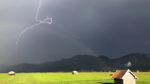 Bei Bergwanderungen sind Gewitter eine besonders große Gefahr. (Symbolbild) - © Valentin Gensch/dpa/dpa-tmn